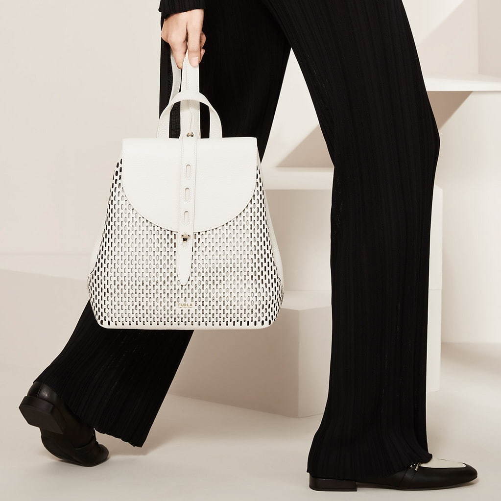 フルラ“パンチングレザー”の新作バッグ「トラフラート」軽やかなホーボー＆ベルトバッグ ファッションプレス