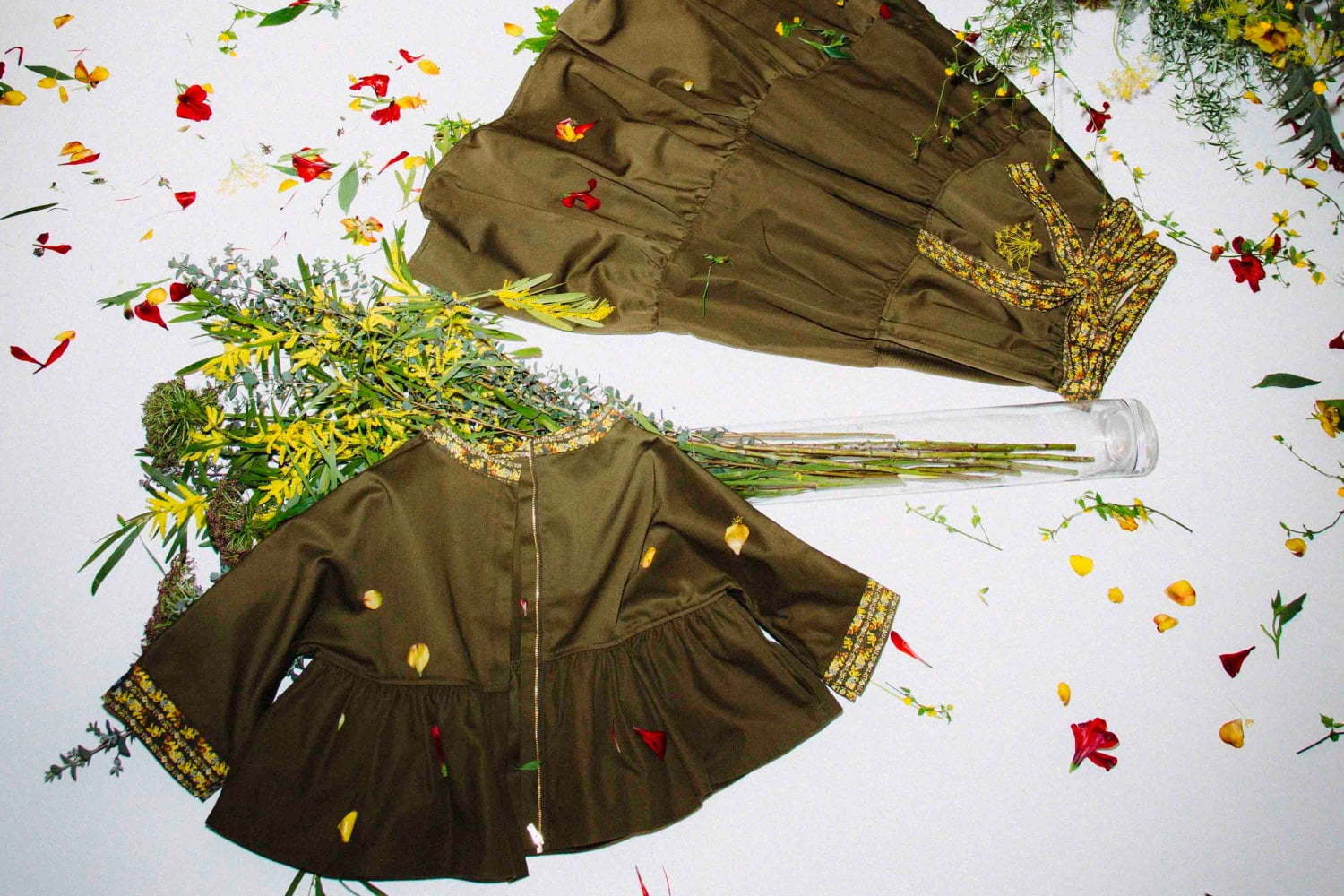 モスグリーン｜ディッキーズ×ナナナナサーカ、“ボヘミアン”テーマの花柄フレアトップス＆ロングスカート