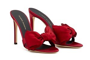 ジュゼッペ ザノッティ“リボン”が主役の20年新作サンダル、真っ赤に艶めくシルクミュールなど