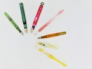 「煌めきのペンフェア」銀座 蔦屋書店で、ガラス素材やパステルカラーの“春色ペン”が集結｜写真1