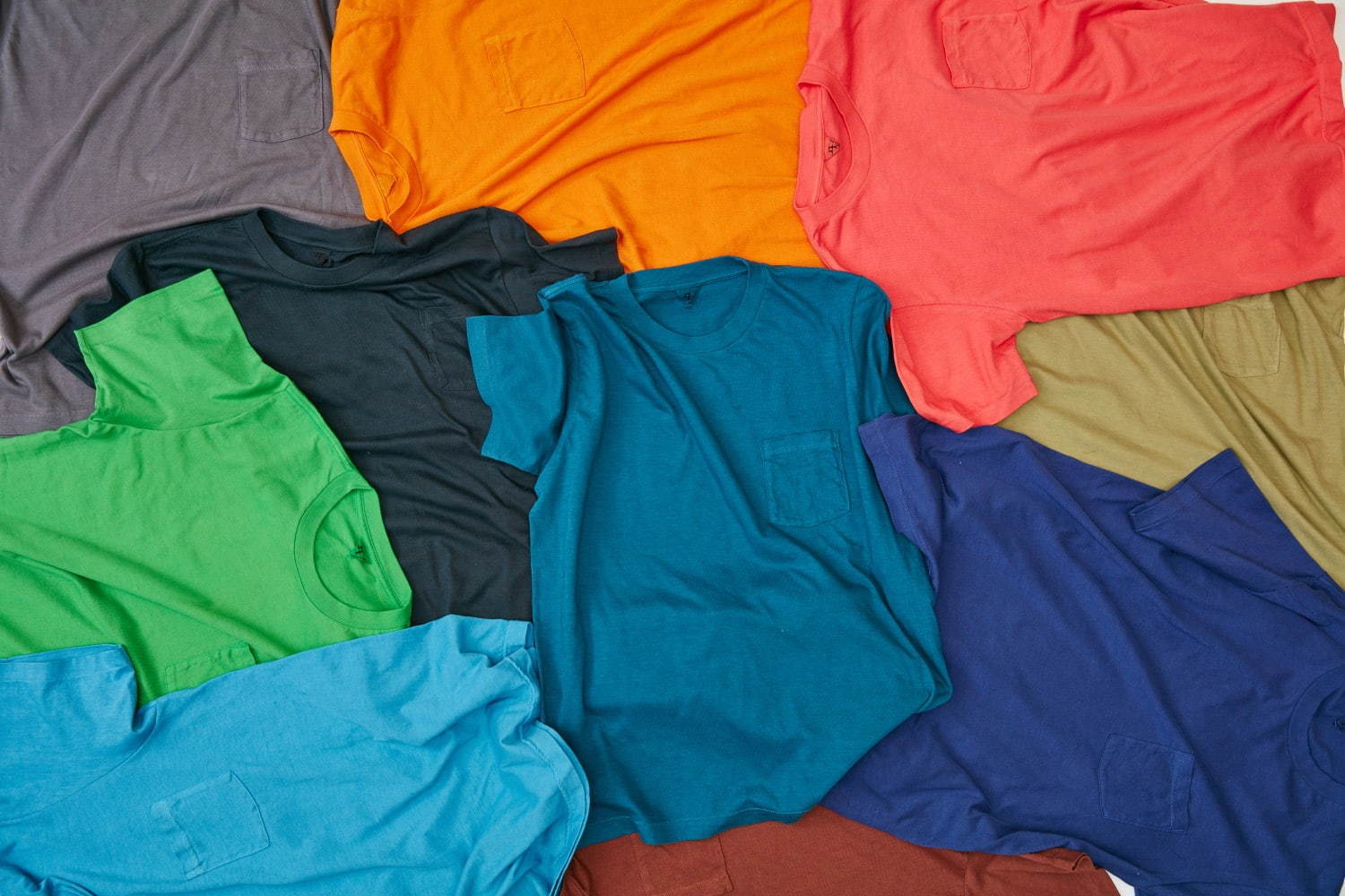 フィルメランジェの“草木染め”Tシャツ、牡丹やアヤメなどの鮮やかな色合いで｜写真17