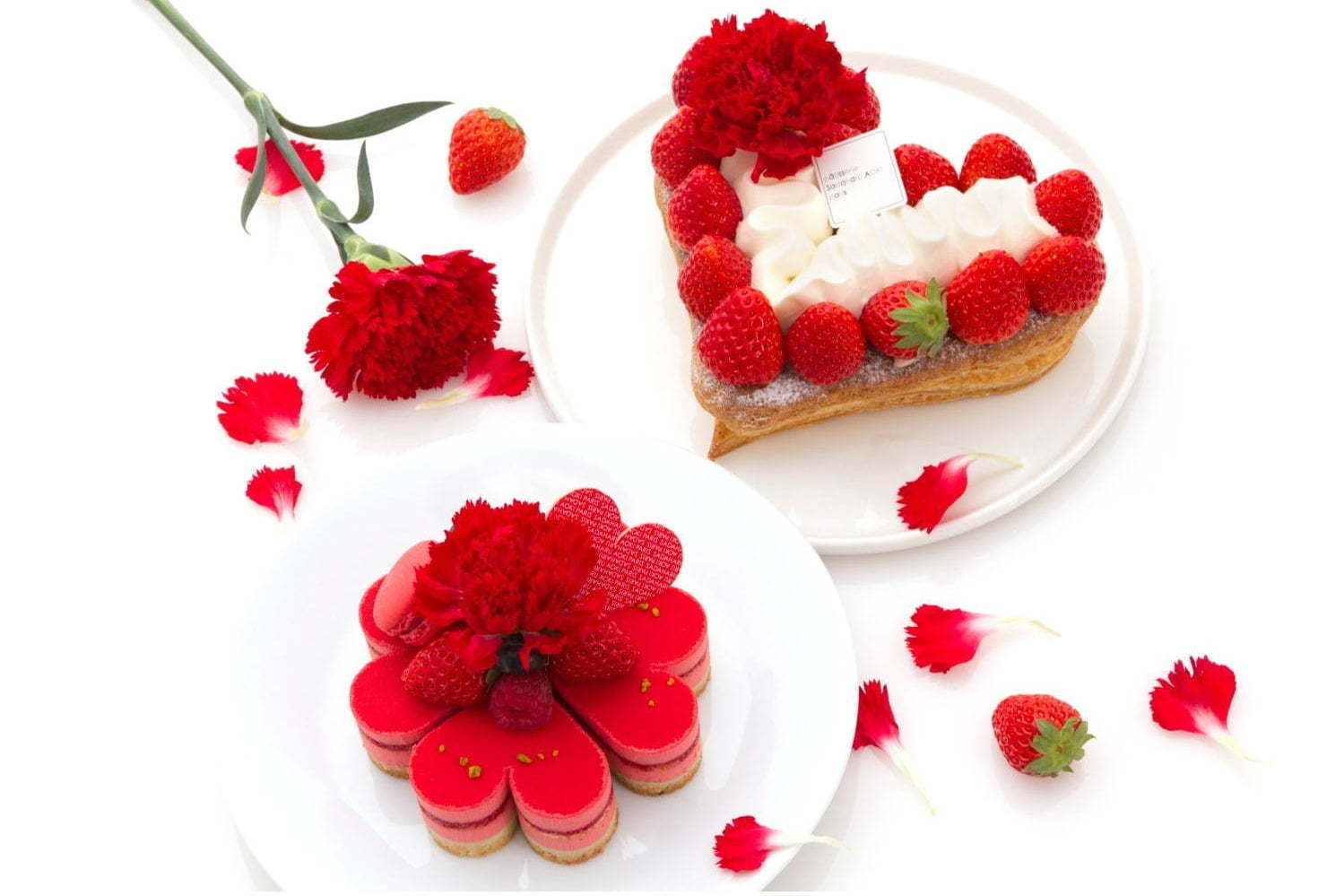 マドレーヌ｜サダハル・アオキ“ハート＆フラワー”型ケーキ、真っ赤な苺にサクサクパイやピスタチオクリーム