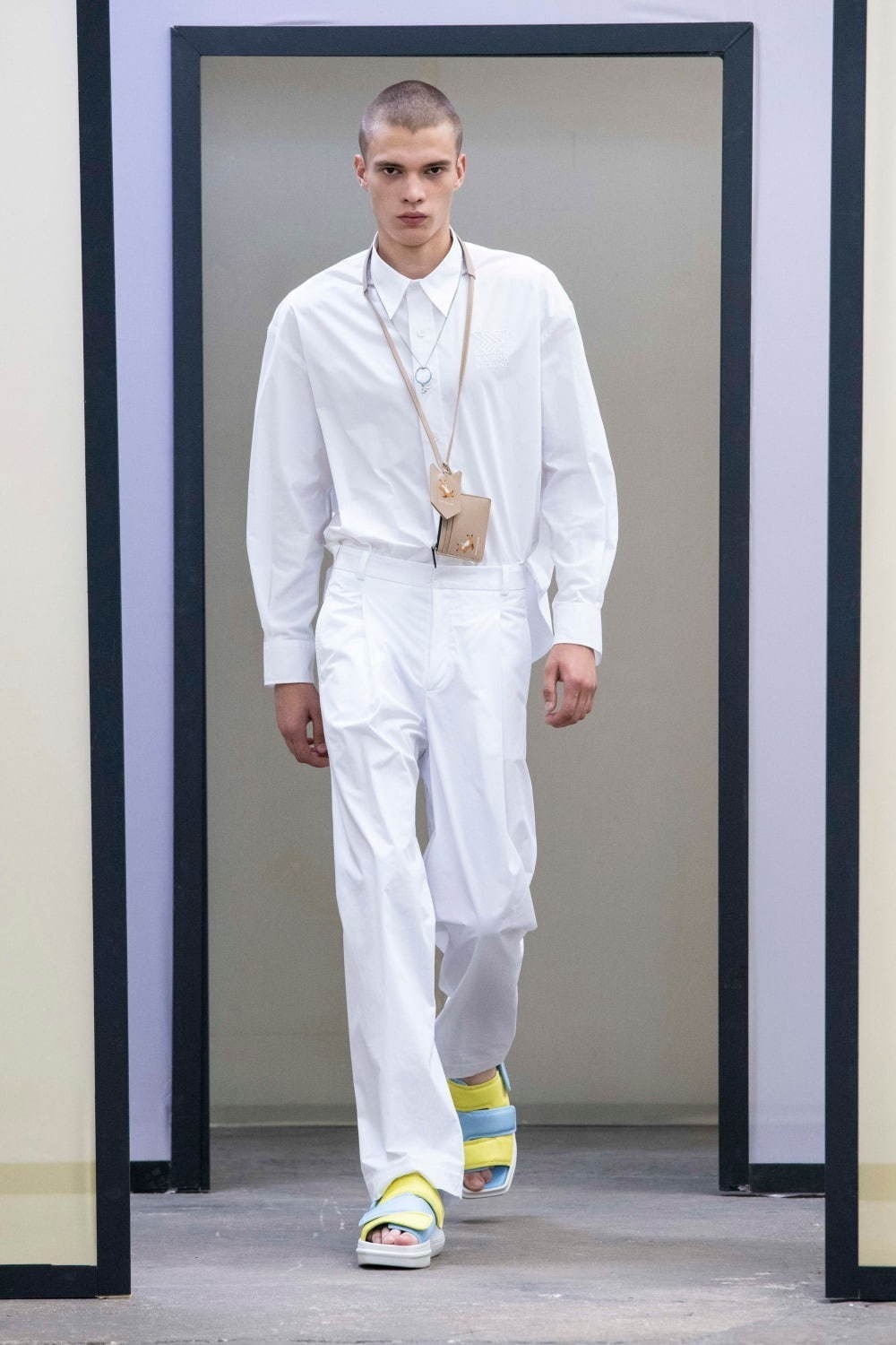 “白シャツ／黒シャツ”のおしゃれなメンズ春夏コーデ、人気ブランドから学ぶおすすめ着こなしテク｜写真8