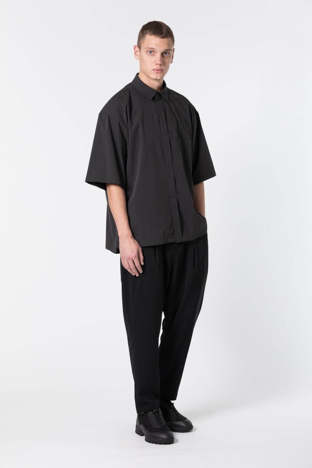 “白シャツ／黒シャツ”のおしゃれなメンズ春夏コーデ、人気ブランドから学ぶおすすめ着こなしテク｜写真12