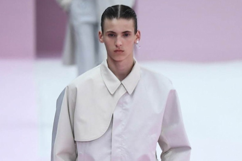 夏コーデ｜“白シャツ／黒シャツ”のおしゃれなメンズ春夏コーデ、人気ブランドから学ぶおすすめ着こなしテク