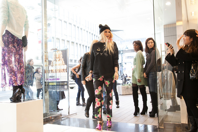 歌姫KE$HAが渋谷のフォーエバー21にゲリラ来店し、一時パニック状態に！ | 写真