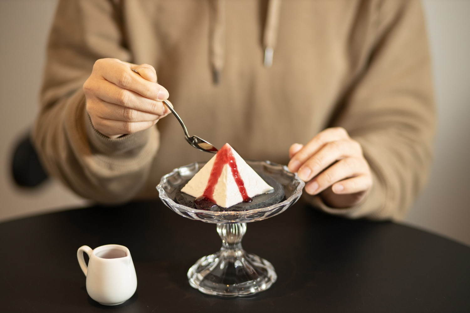 “賞味期限10分”「アルペンチーズケーキ」が富山・黒部渓谷に、雪のような優しいくちどけを実現｜写真1