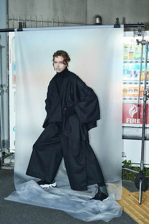 リミ フゥ 2020-21年秋冬コレクション - 布を重ね、自由な身体を覆う｜写真19