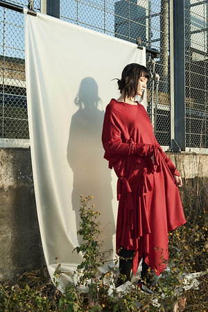 リミ フゥ 2020-21年秋冬コレクション - 布を重ね、自由な身体を覆う｜写真4