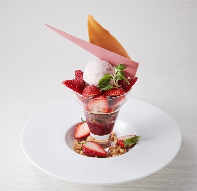 ホテル日航大阪“丸ごとメロン”の贅沢パフェやたっぷり苺×ルビーチョコのパフェ｜写真6