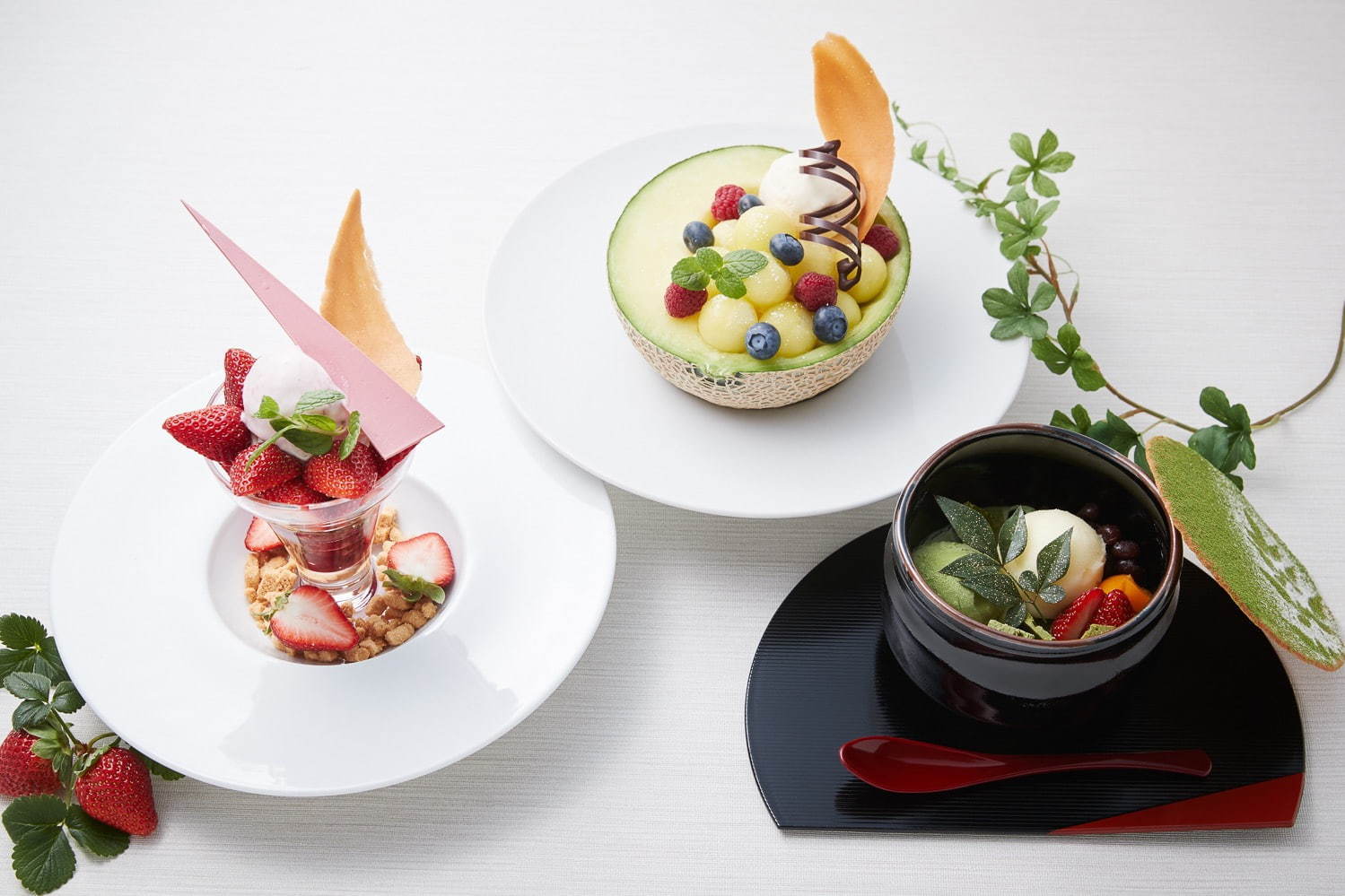ホテル日航大阪“丸ごとメロン”の贅沢パフェやたっぷり苺×ルビーチョコのパフェ｜写真1