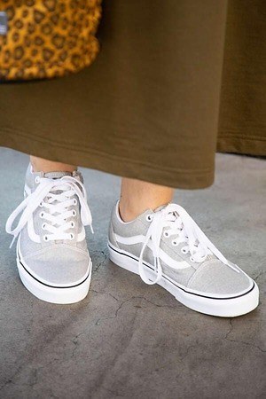 VANS“軽やかシルバー”スニーカー「オールドスクール＆クラシック