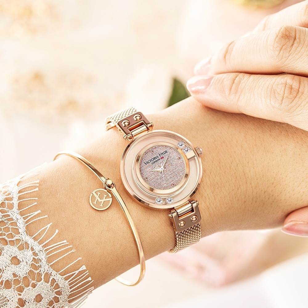 ヴィクトリア・ハイド ロンドンの新作腕時計、大粒クリスタルが“キラキラ”揺れ動くデザイン｜写真4