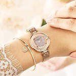 ヴィクトリア・ハイド ロンドンの新作腕時計、大粒クリスタルが“キラキラ”揺れ動くデザイン｜写真4