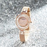 ヴィクトリア・ハイド ロンドンの新作腕時計、大粒クリスタルが“キラキラ”揺れ動くデザイン｜写真3