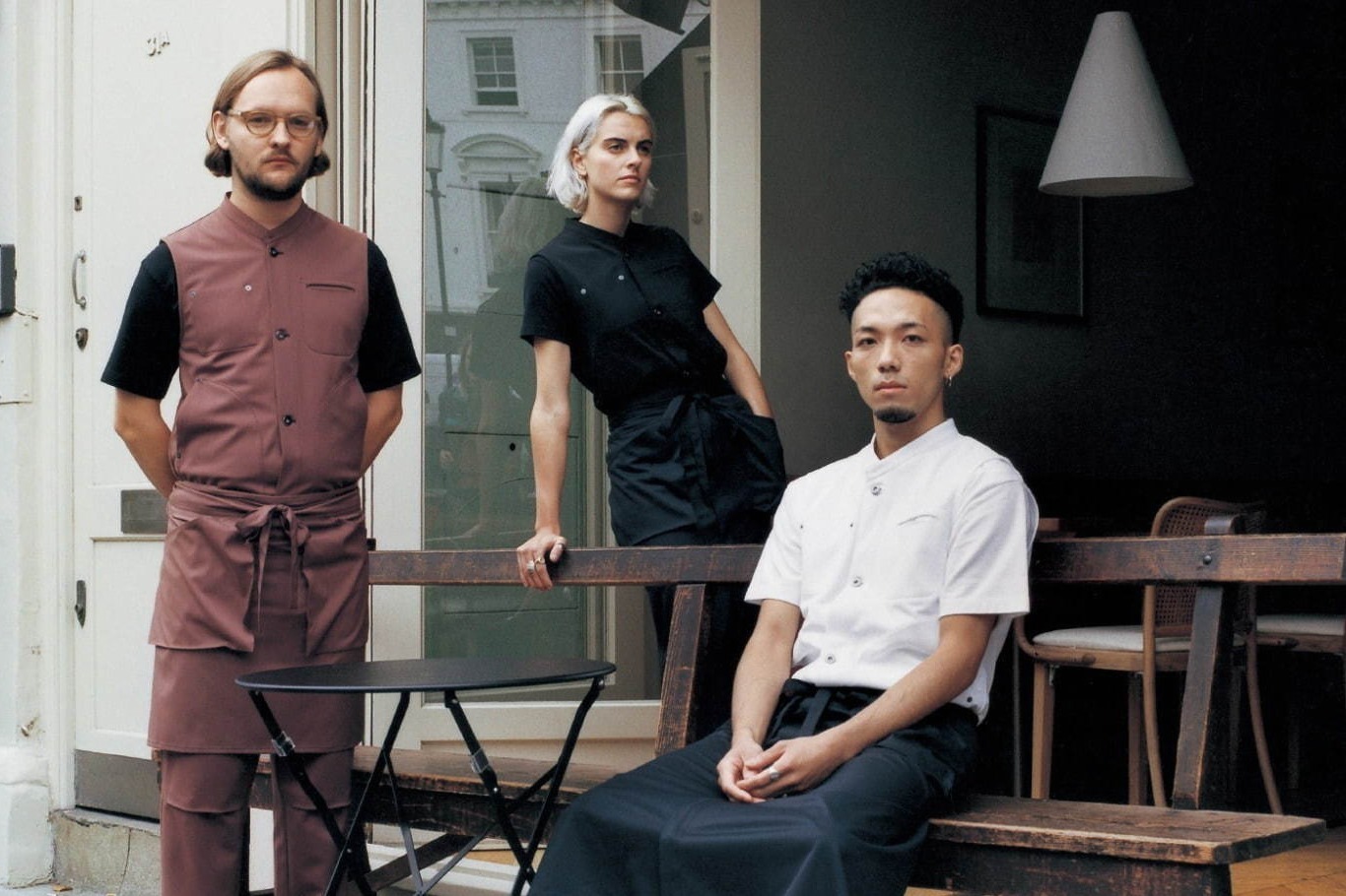 ユニフォーム(制服)｜「ハクイ」“都市型映画”をイメージしたワークウエア、セピアカラーのブルゾンやエプロン