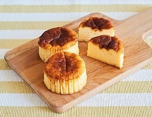 ローソンの人気スイーツ「バスチー」のひとくちアイス登場、プリン丸ごと1個×たっぷりクリームのせ新作も｜写真1