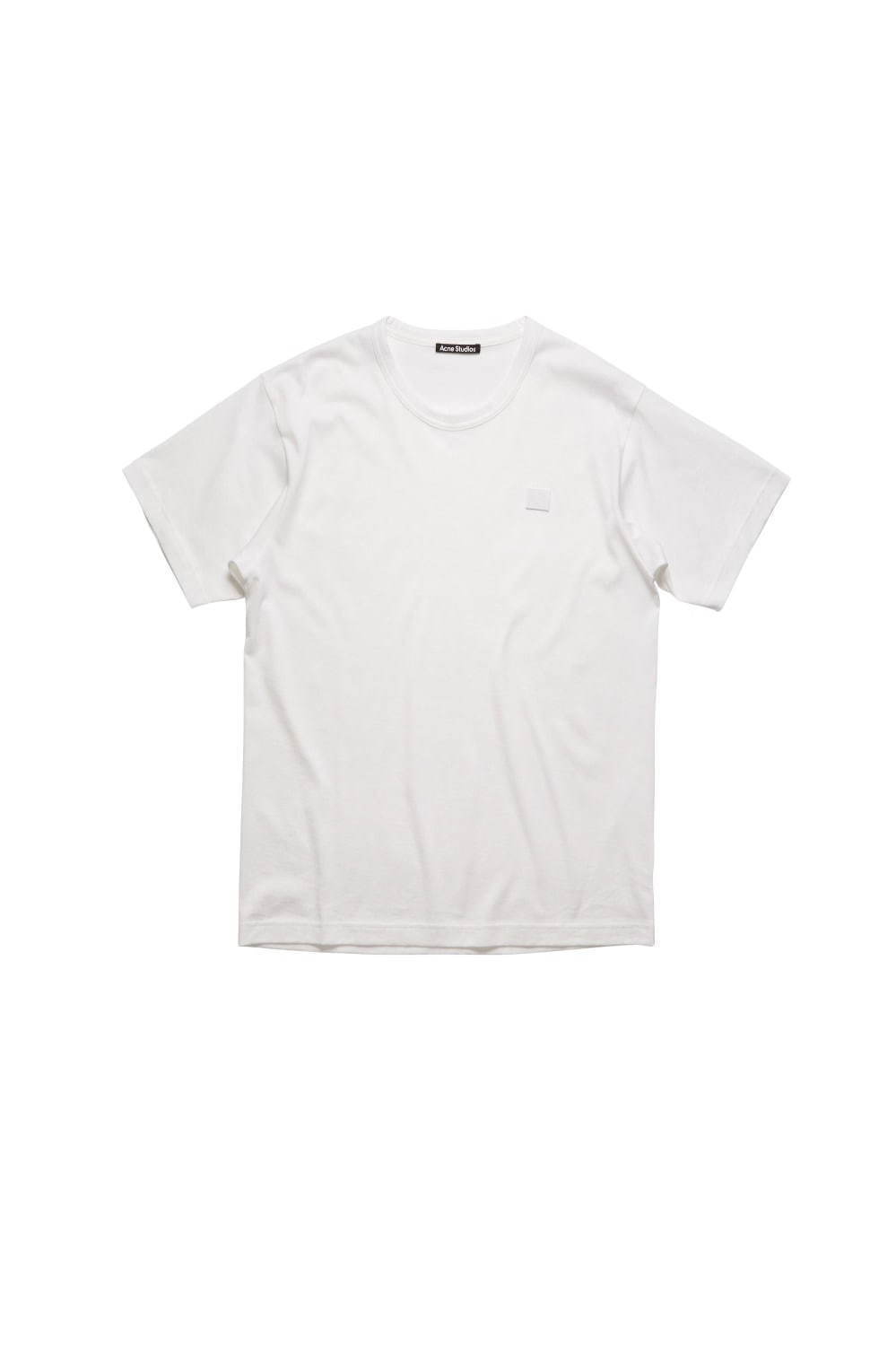 〈メンズ白Tシャツ特集〉人気ブランドのおすすめ無地TシャツやロゴT、おしゃれコーデの定番アイテム｜写真40