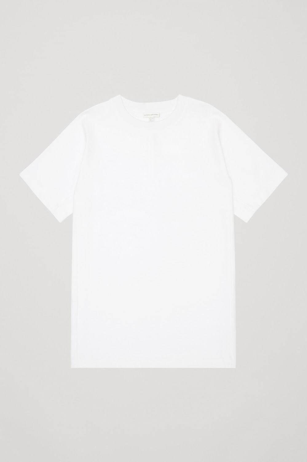 〈メンズ白Tシャツ特集〉人気ブランドのおすすめ無地TシャツやロゴT、おしゃれコーデの定番アイテム｜写真3