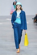 夏の「カラーバッグ」何色にする？赤や青の人気バッグを、オシャレ度UPのコーデ術と共に紹介｜写真19