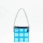 夏の「カラーバッグ」何色にする？赤や青の人気バッグを、オシャレ度UPのコーデ術と共に紹介｜写真5