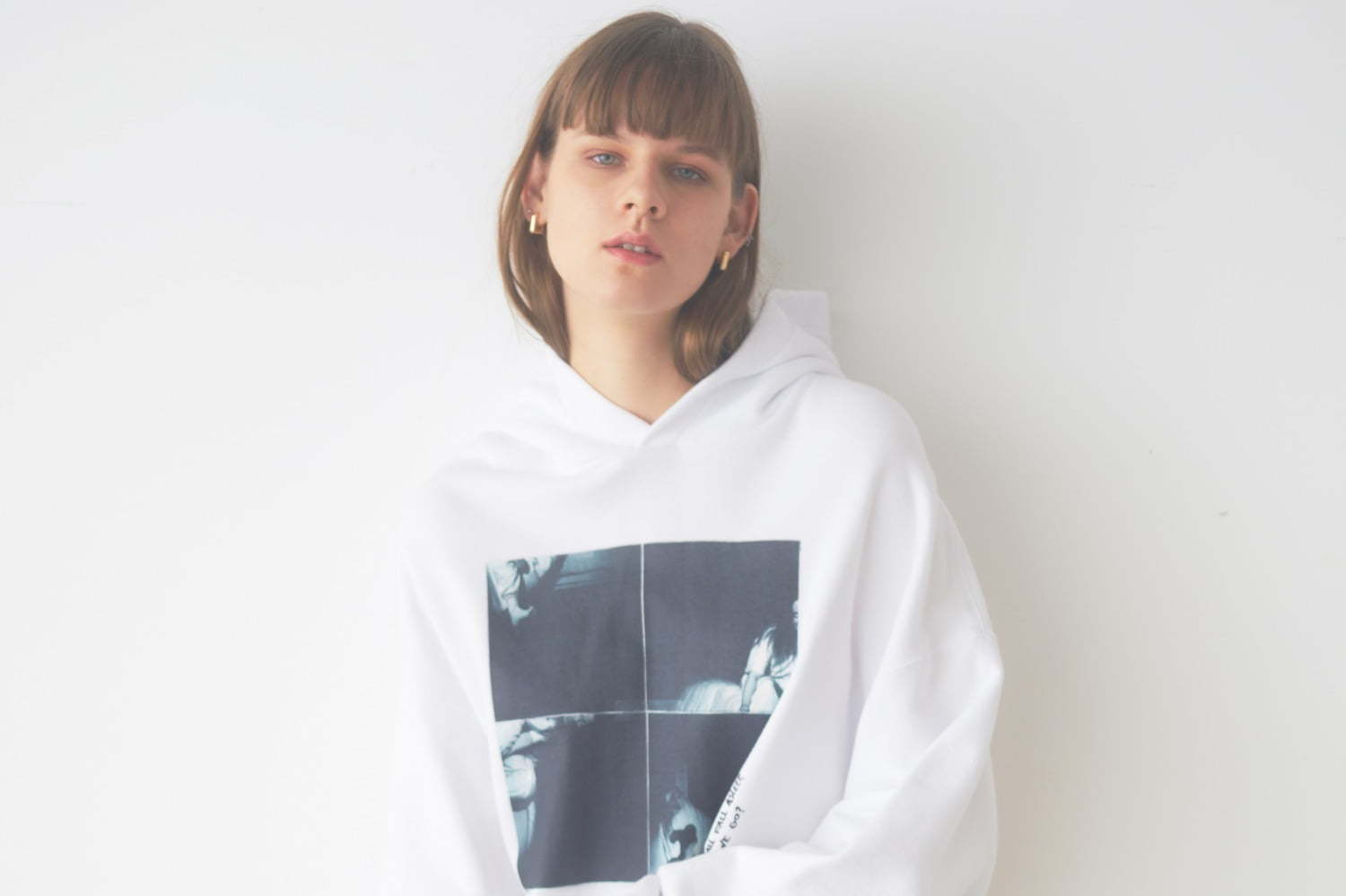 スナイデルから、ビリー・アイリッシュをフィーチャーしたTシャツ＆フーディー発売