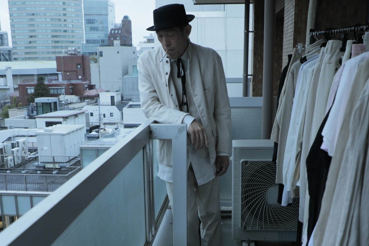 スズキタカユキ新作メンズスーツ“アンティーク風”や花びら刺繍入り、嶋田久作や田中要次がモデルに