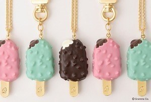 Q-pot.新作“アイスバー”ネックレス、レトロポップな“アイスクリーム”柄
