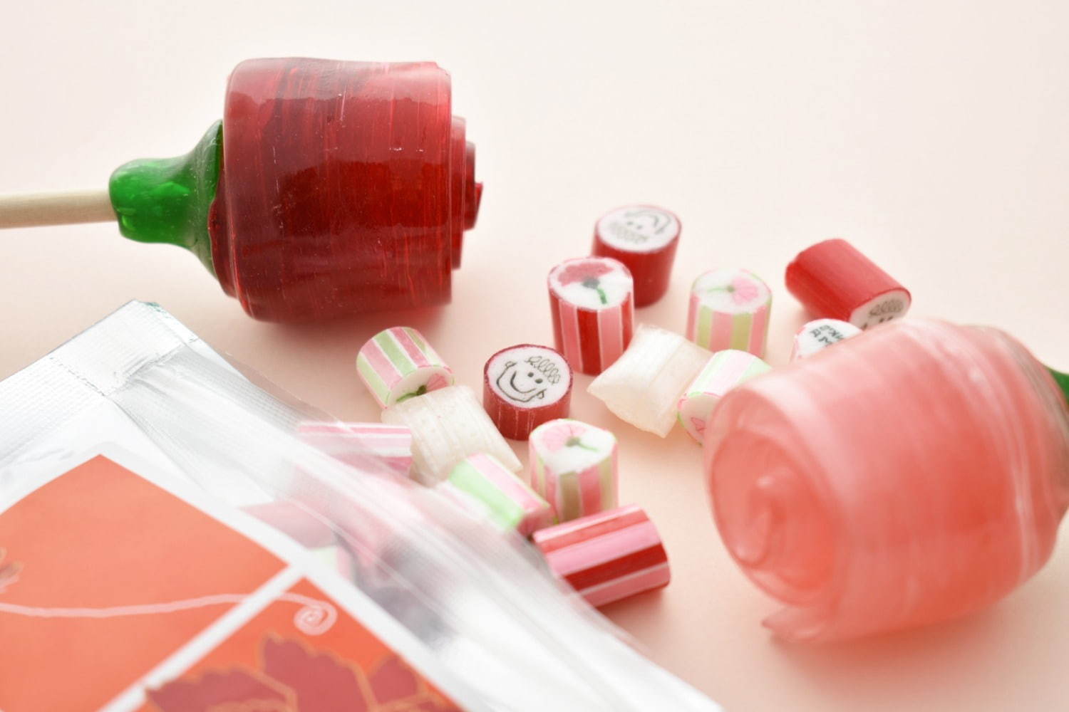 ロリポップキャンディー｜パパブブレ「バラ＆蝶ネクタイ」モチーフのロリポップ、いちごやコーラ味のカラフルキャンディ