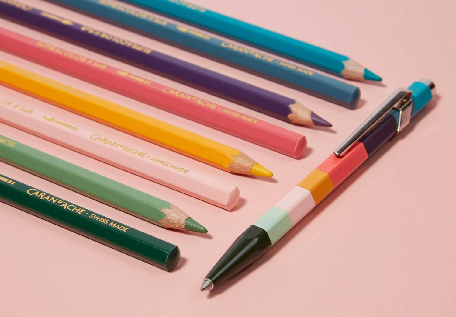 色鉛筆｜ポール・スミスの“カラフルストライプ”ボールペン、高級文房具カランダッシュコラボで