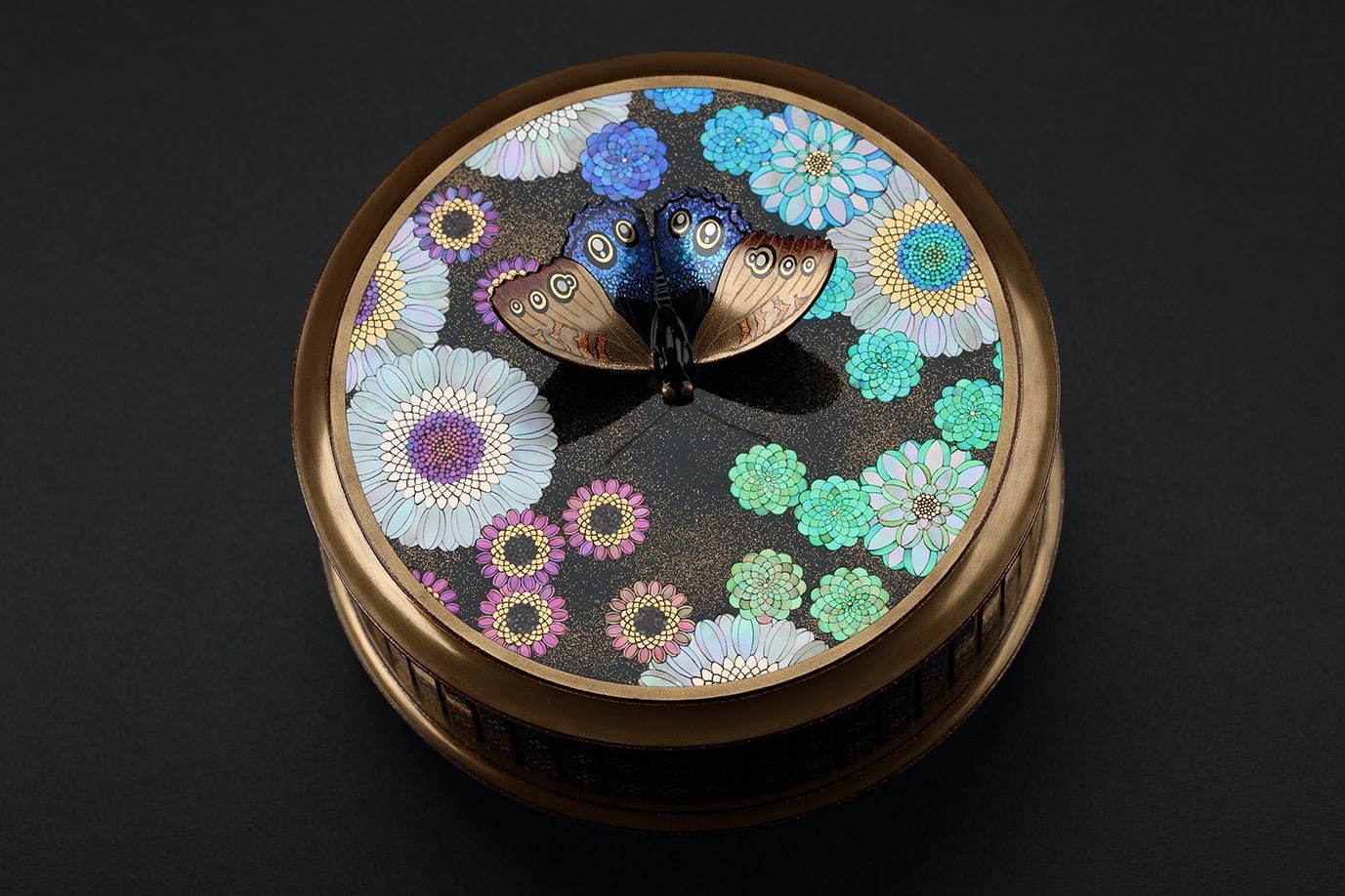 橋本千毅《花蝶螺鈿蒔絵箱》2018年 個人蔵