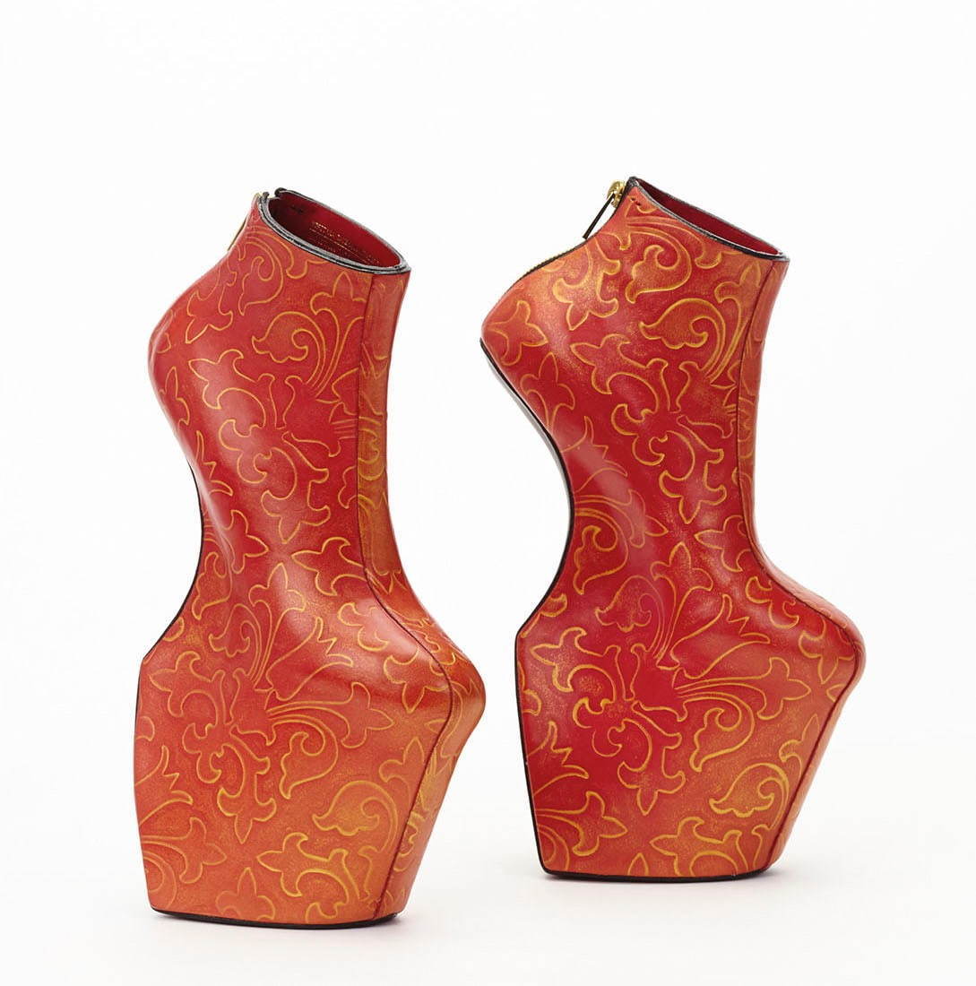 舘鼻則孝《Heel-less Shoes》2014年 個人蔵