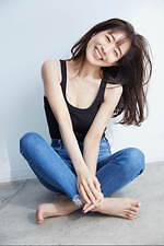 アングリッドの名作デニムが“美脚シルエット”に進化！ハイウエストに、田中みな実が着用｜写真2