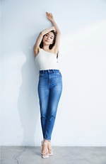 アングリッドの名作デニムが“美脚シルエット”に進化！ハイウエストに、田中みな実が着用｜写真1