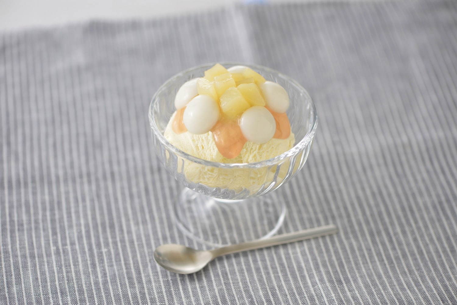 井村屋「やわもちアイスFruits 白桃＆バニラ」白桃果肉×白ワイン入りおもち×濃厚バニラアイス｜写真2