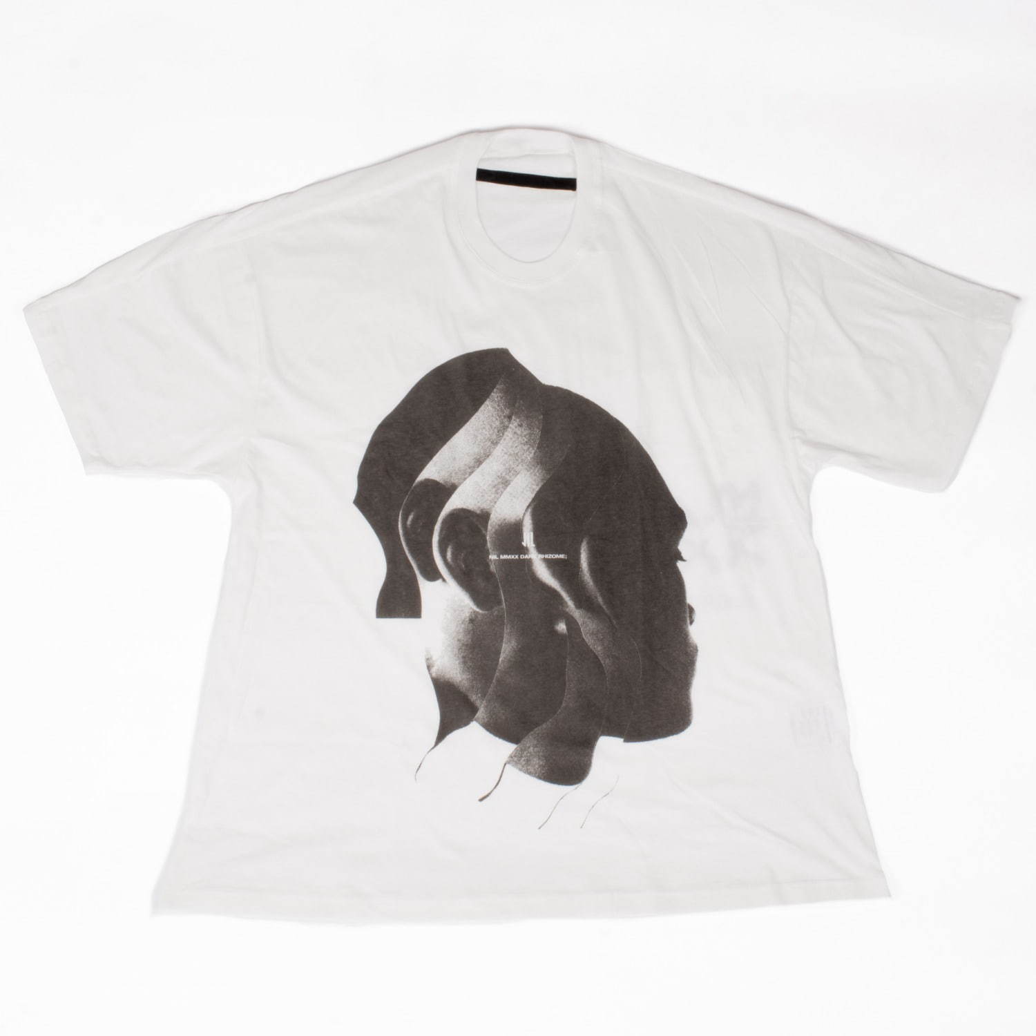 ニルズ×ジェシー・ドラクスラーのTシャツ、コラージュアートのモノクロプリント | 写真