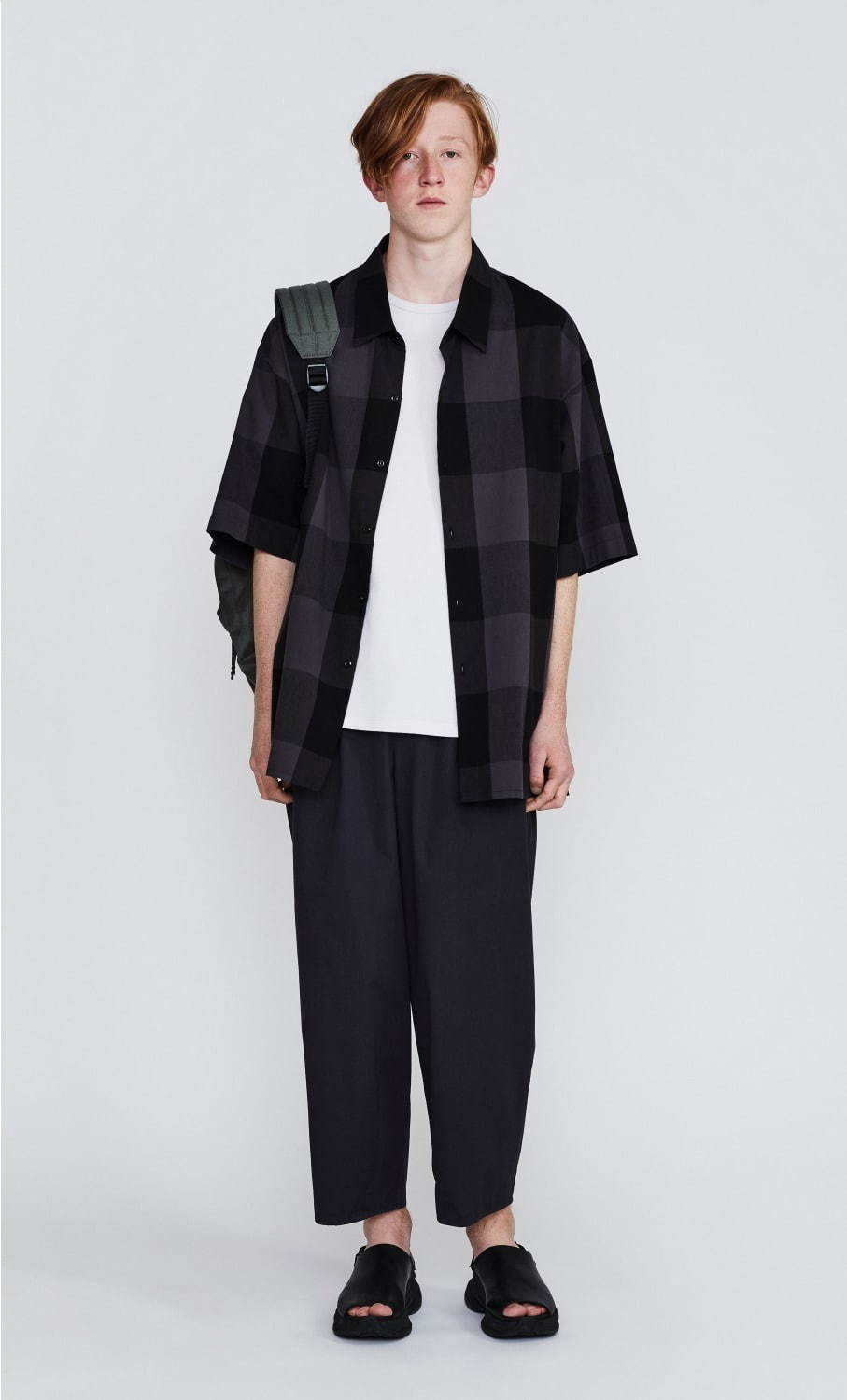 チェックシャツ 23,000円、クロップドパンツ 22,000円
サンダル 27,000円(2020年5月下旬発売予定)