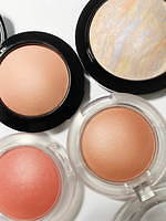 M·A·C人気コスメTOP3 - 最旬人気リップ・アイシャドウ・チークでトレンドメイクに｜写真3