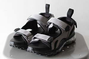 カーリー×トモアンドシーオーの限定サンダル、グレーアッパーにエアソールをミックス