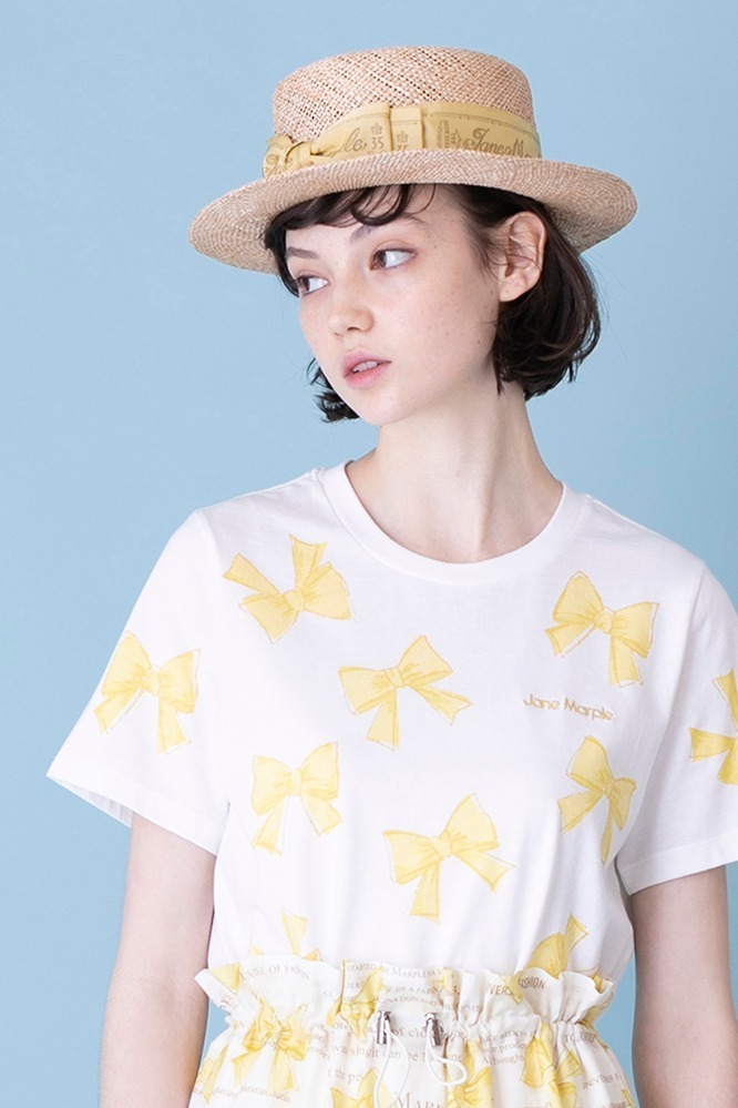 The 35th ribbon Tシャツ 15,800円＋税、ロゴ リボン ハット 26,800円＋税