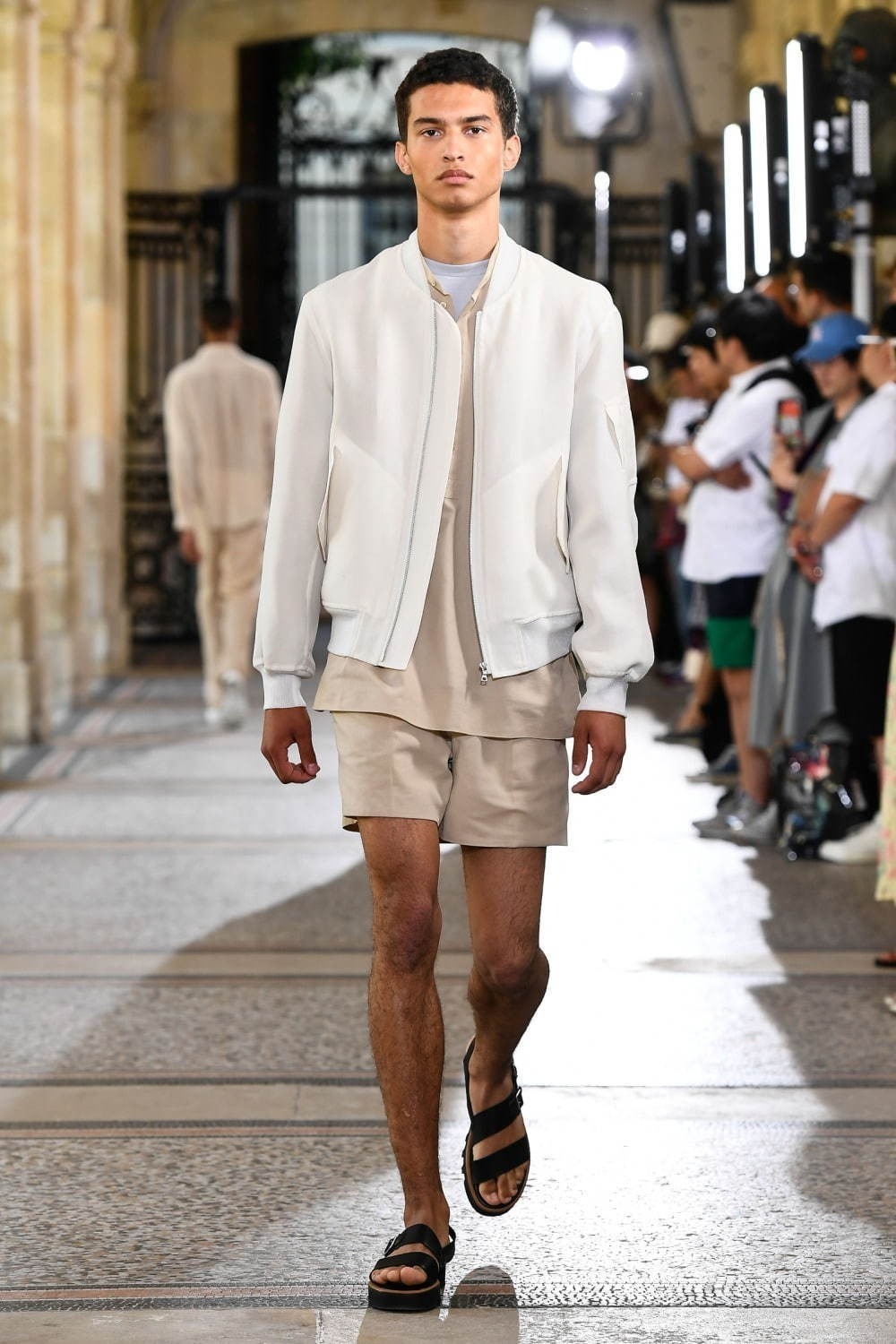 メンズショートパンツ“ひざ上／ひざ下”丈のおすすめ春夏コーデ、おしゃれな大人の短パン着こなし｜写真12