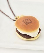 Q-pot.「クリーム どら焼き」ネックレス、もちもち生地＆とろ