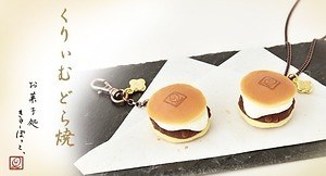 Q-pot.「クリーム どら焼き」ネックレス、もちもち生地&とろ~り