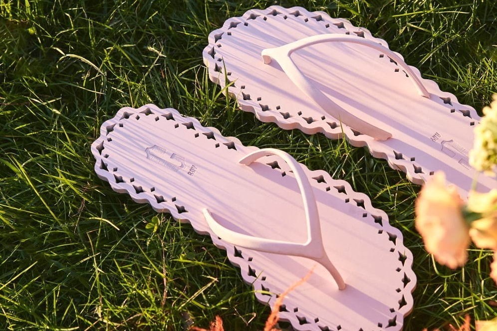 ビーチサンダル｜“ローズ＆すずらんエキス”生まれのスカラップサンダル、新ブランド「カルロッタ レイ」誕生