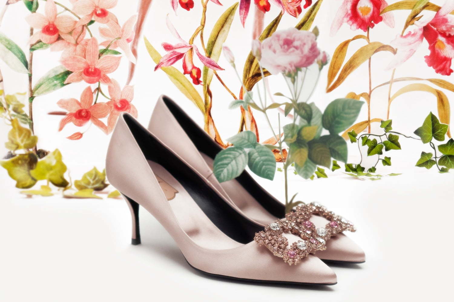 ロジェ ヴィヴィエのブライダルシューズ＆アクセサリー、クリスタルフラワーのバックルパンプスなど