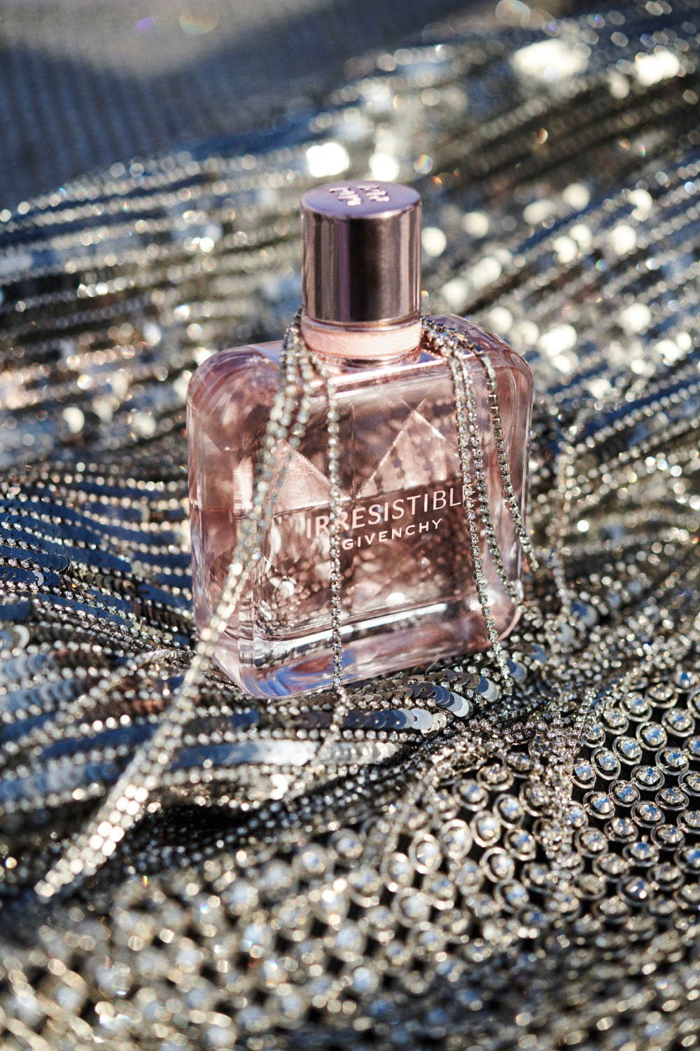 ジバンシイ“すべての人を虜にする”チャーミングな新香水「イレジス ティブル オーデパルファム」 - ファッションプレス