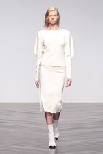 オスマン 2013-14年秋冬コレクション - ドレープで魅せる都会的なハンサムウーマン｜写真1