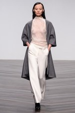 オスマン 2013-14年秋冬コレクション - ドレープで魅せる都会的なハンサムウーマン｜写真4