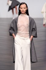 オスマン 2013-14年秋冬コレクション - ドレープで魅せる都会的なハンサムウーマン｜写真5