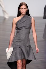 オスマン 2013-14年秋冬コレクション - ドレープで魅せる都会的なハンサムウーマン｜写真7